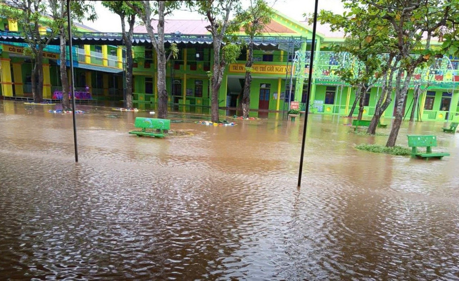 Nhiều trường học tại Hà Tĩnh tạm dừng dạy học do mưa lũ.