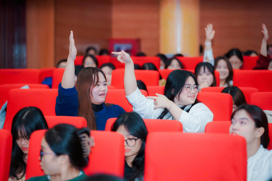 Khán giả ngồi dưới cũng nhiệt tình tham gia trả lời câu hỏi giao lưu. 78.jpg