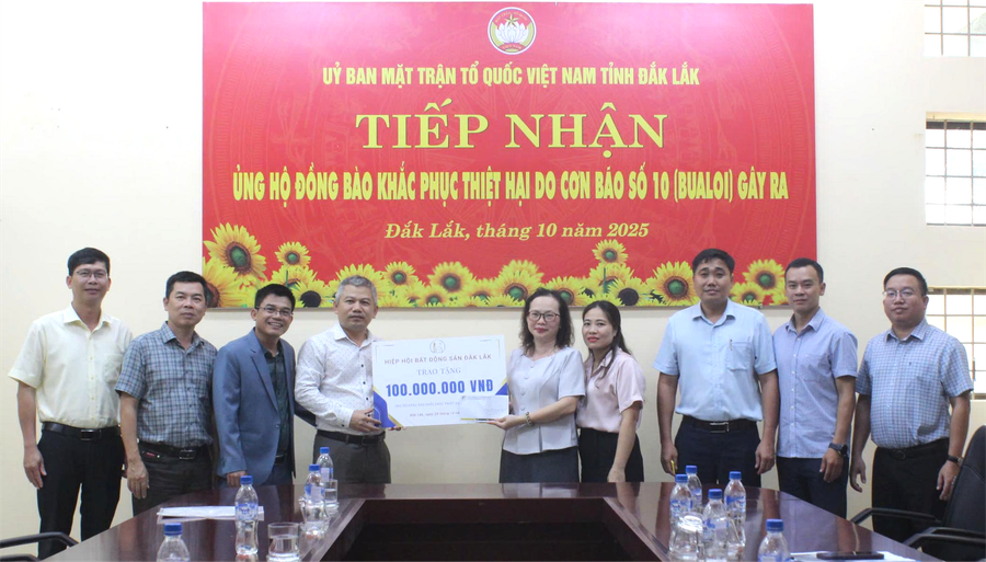 Bà Phạm Thị Ngọc Tuyết, Phó Chủ tịch Ủy ban MTTQ Việt Nam tỉnh nhận tiền hỗ trợ của Hiệp hội Bất động sản Đắk Lắk. a1-uh.png