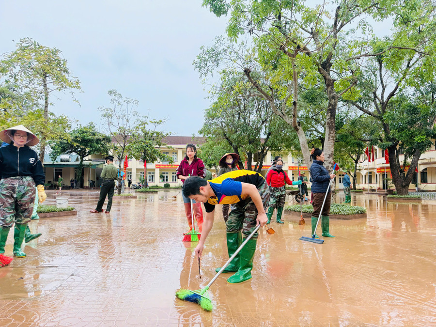 Quang cảnh dọn dẹp tại Trường THCS Mỹ Duệ (xã Cẩm Duệ) trong sáng 4/11. z7186959452272-df22f879bf46c3d351788515647829e5.jpg