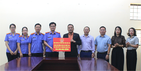 Ông Y Giang Ry Niê Knơng, Chủ tịch Ủy ban MTTQ Việt Nam tỉnh tiếp nhận tiền ủng hộ của cán bộ, công chức, viên chức và người lao động Viện Kiểm sát tỉnh.