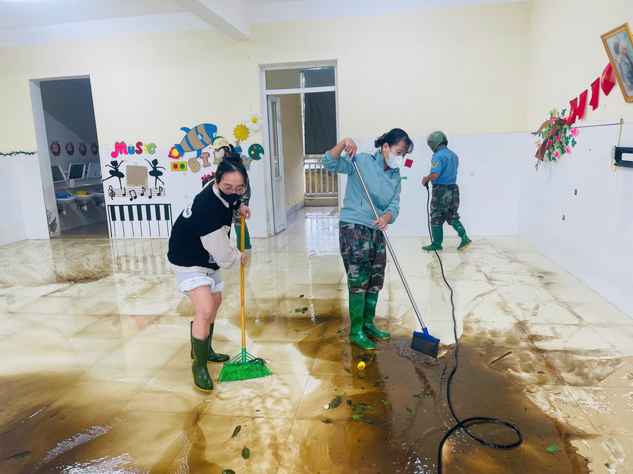 Các phòng học tầng 1 của Trường Mầm non Cẩm Vịnh đã được dọn hết bùn đất. z7186930056710-7aeb7edc513fefd6b80c9b238ecfc4b7.jpg