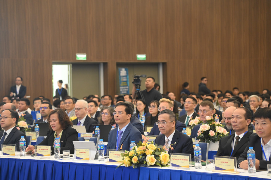 Hội thảo với sự tham gia của hàng trăm nhà khoa học, doanh nghiệp và diễn giả từ trên 20 quốc gia. epu-2884.jpg