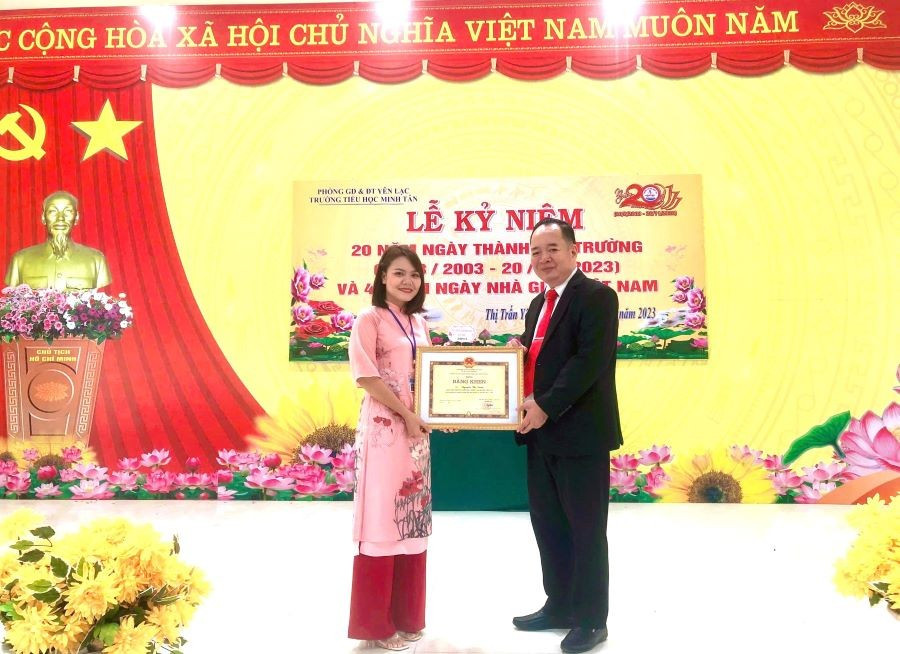 Lãnh đạo trường Tiểu học Minh Tân trao Bằng khen của Chủ tịch UBND tỉnh tặng cô giáo Nguyễn Thị Đoàn. z7184010483355-5b825b6f4aae99e0bb609e5e7ad1f292.jpg
