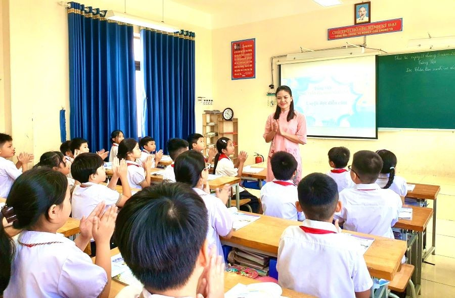 Cô đoàn ứng dụng công nghệ trong dạy học. z7183937032503-5602c47e05b1cd086d7242377583ae2e.jpg