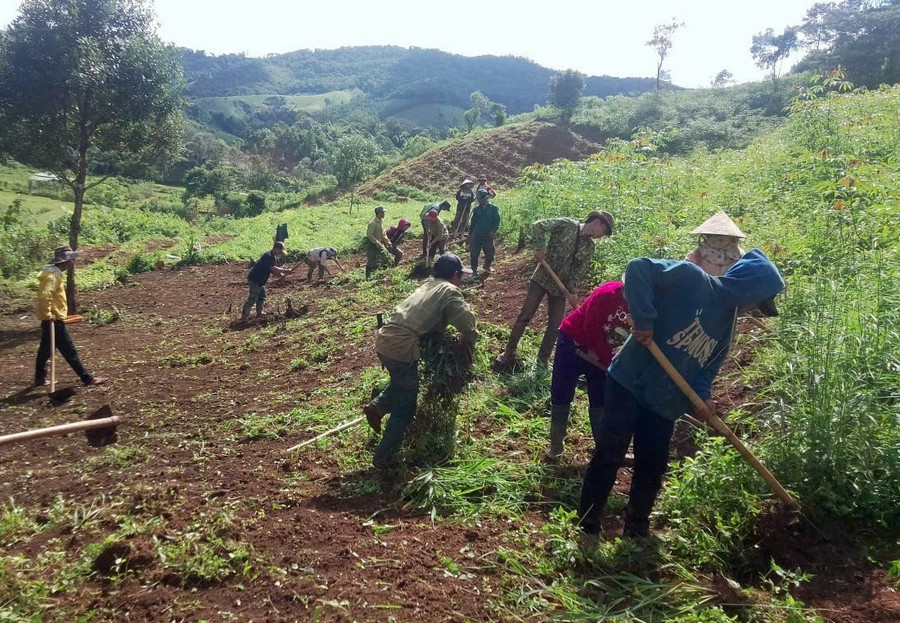 Người dân đồng tình ủng hộ việc đưa cây cà phê là hướng đi chủ lực vừa phù hợp thổ nhưỡng, vừa giúp bà con có thu nhập ổn định lâu dài. z7187705476610-b71a56df658acff208be1507283d7e4f.jpg