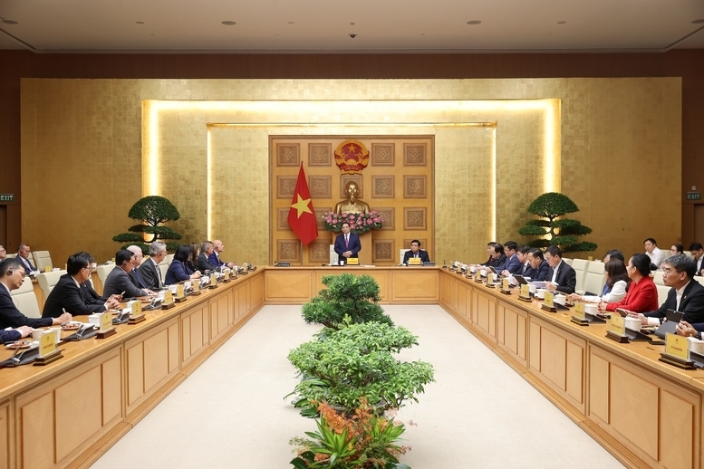 Thủ tướng Chính phủ đề nghị SEMI và các doanh nghiệp bán dẫn thế giới tiếp tục đề xuất cơ chế, chính sách để phát triển ngành bán dẫn Việt Nam trên tinh thần hai bên cùng có lợi... Ảnh: VGP/Nhật Bắc.