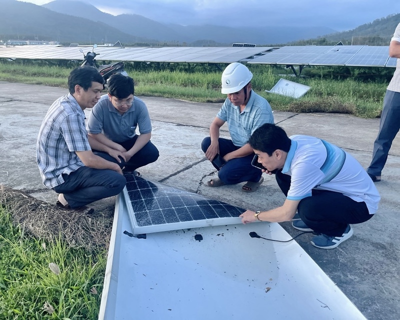 Đoàn công tác Sở Công Thương kiểm tra tại Nhà máy điện mặt trời Mỹ Hiệp của Công ty CP Năng lượng tái tạo Việt Nam (xã Phù Mỹ Nam). Ảnh: Hải Yến