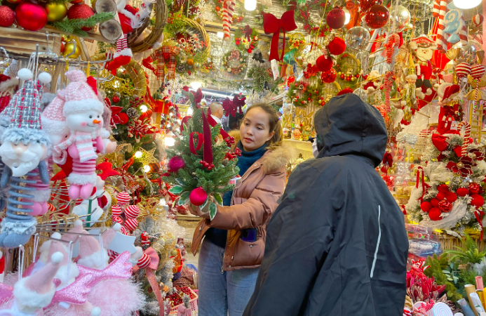 Đường phố, cửa hàng rộn ràng không khí Noel.