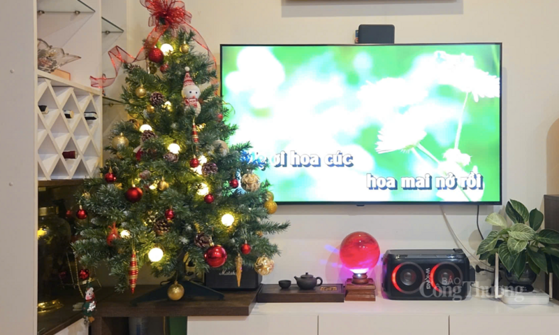 Nhiều gia đình cũng mua đồ trang trí Giáng sinh từ sớm để trang hoàng nhà cửa.