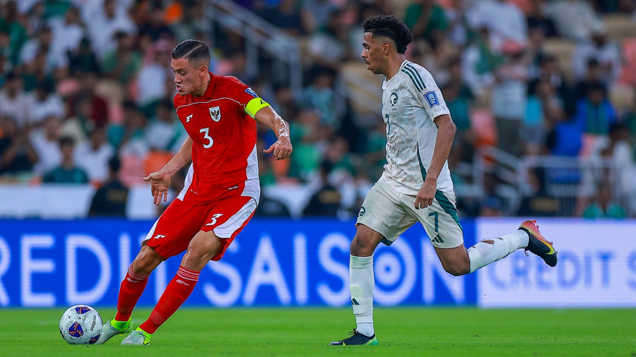 Đội tuyển Indonesia (áo sẫm) vẫn còn khoảng cách lớn với nhóm đầu châu Á. Ảnh: INT giac-mo-world-cup-2026-cua-indonesia-sup-do-2.jpg