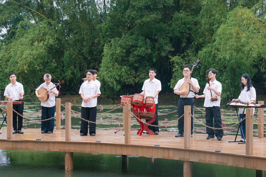 Những hình ảnh vừa trong trẻo, vừa gợi hoài niệm trong MV. image003.jpg