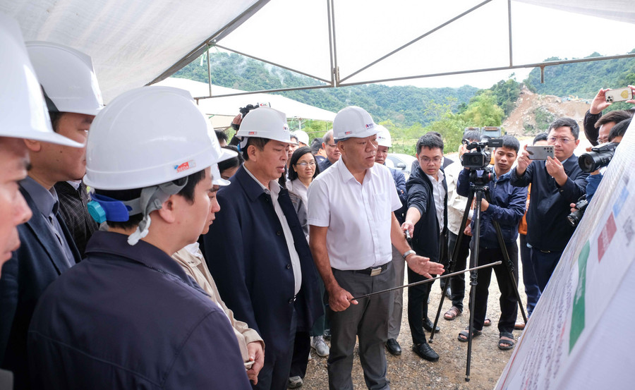 Bộ trưởng Bộ Xây dựng Trần Hồng Minh kiểm tra tiến độ thi công tại công trường.