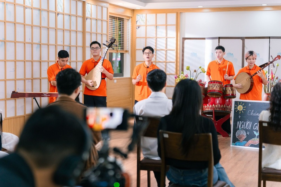 Phân cảnh cuối nhiều cảm xúc của MV, thể hiện thông điệp tri ân thầy cô, lan toả giá trị của văn hoá, âm nhạc truyền thống. image007.jpg