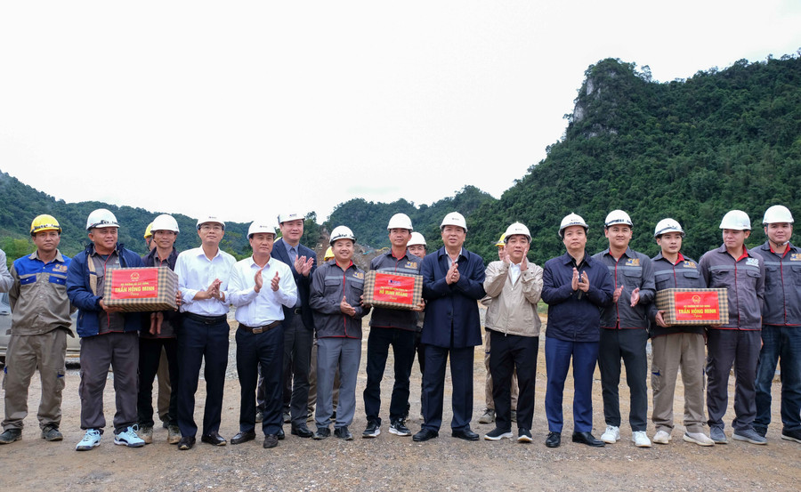 Bộ trưởng Bộ Xây dựng và lãnh đạo tỉnh Cao Bằng tặng quà động viên cán bộ, công nhân đang làm việc tại công trường. tang-qua-du-an.jpg