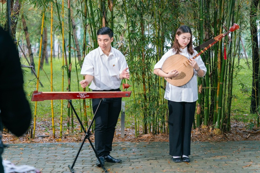 Nhóm đảm nhận toàn bộ phần thể hiện, thu âm và ghi hình tại Trường Đại học FPT Hà Nội. image005.jpg