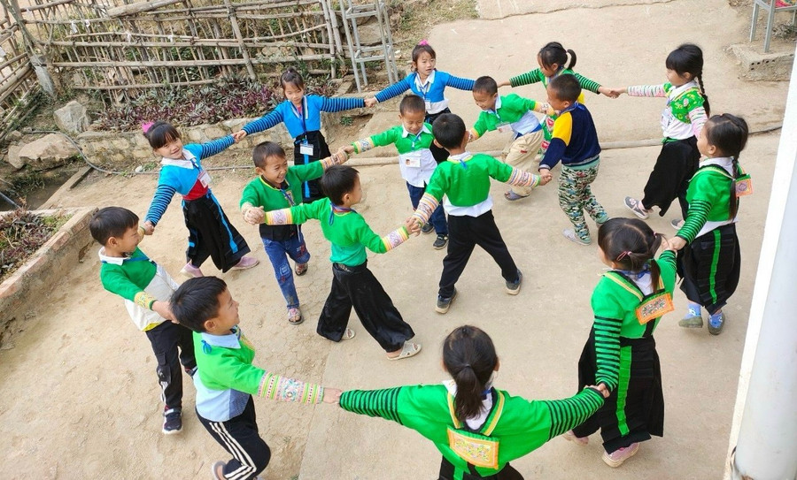 Cần tạo môi trường đoàn kết, yêu thương cho trẻ. Ảnh minh họa: Lê Thị Vân