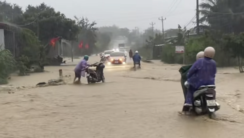 Đường ở xã Yang Mao bị ngập do mưa lớn kéo dài. Ảnh: Duy Học