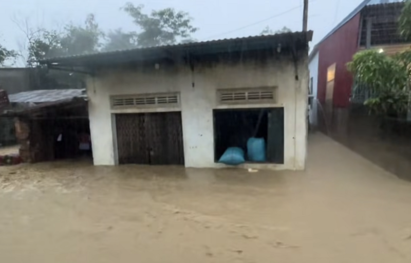 Nhà một hộ dân ở địa bàn xã Yang Mao bị ngập. Ảnh: Duy Học