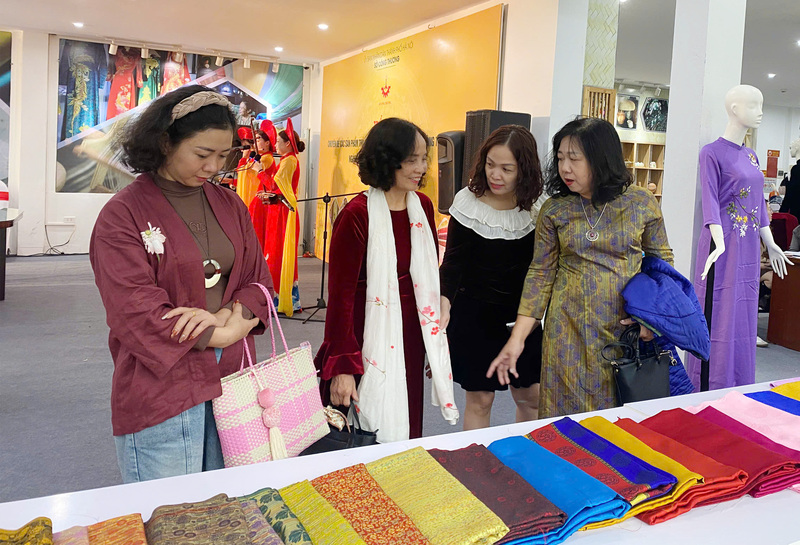 Triển lãm quy tụ gần 500m² trưng bày với hơn 250 mẫu sản phẩm tiêu biểu, trong đó có 100 mẫu thêu ren – lụa, 50 mẫu áo dài, 150 mẫu túi vải. Ảnh: N.H