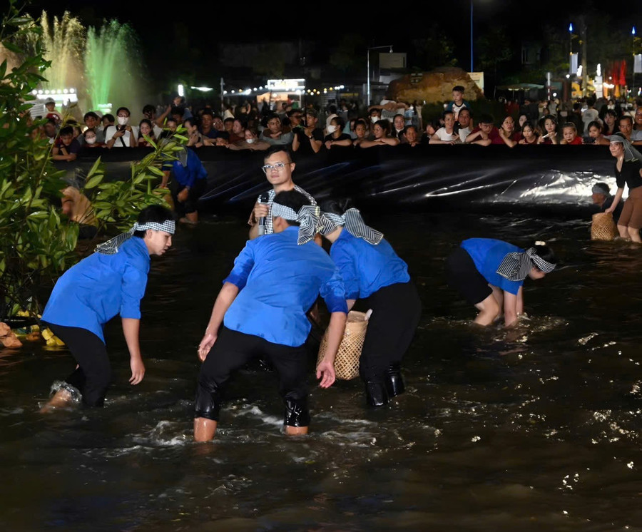 Một đội thi tham gia tranh tài mò cua. gen-h-thi-cua-1.jpg