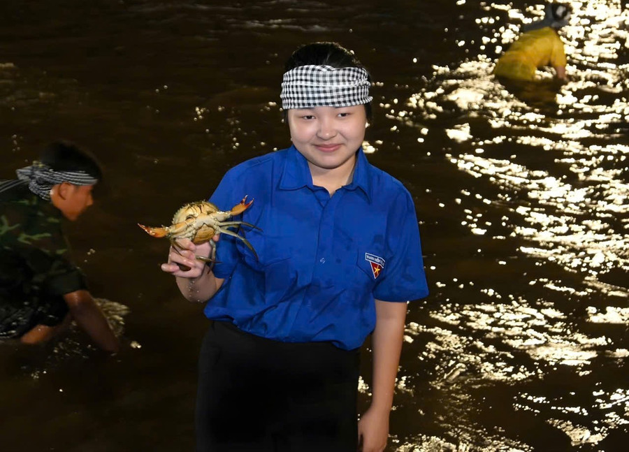 Bạn trẻ chụp ảnh check in tại cuộc thi. gen-h-thi-cua-3.jpg