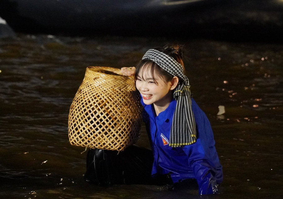 Một người tham gia mò cua. 582077476-772123945852594-4285269219456083120-n-1.jpg