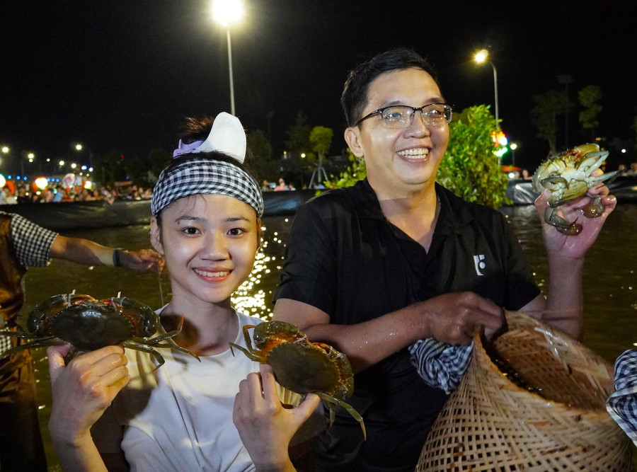 Đội chơi khoe chiến tích mò cua. 582214687-1369048891682082-6778282916489611287-n.jpg