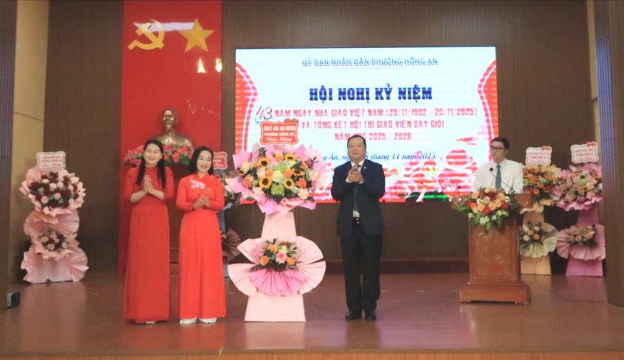 Ông Đỗ Việt Hưng, Bí thư phường Hồng An tặng hoa Ngành Giáo dục phường. img-9579-2018.jpg