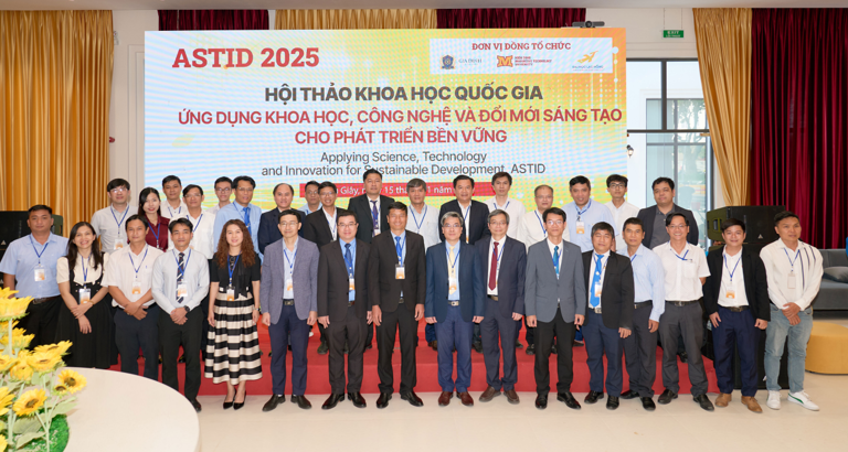 Các diễn giả chính và các báo cáo viên chụp hình kỷ niệm cùng Ban Giám hiệu Trường Đại học Công nghệ Miền Đông. Ảnh: MIT. screenshot-2025-11-19-094724.png