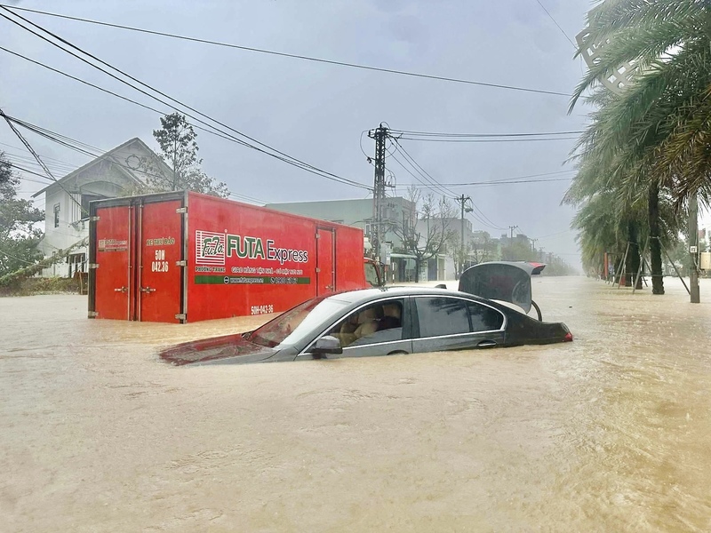 Lũ về nhanh, nhiều nơi ở Gia Lai chìm trong biển nước  - 7