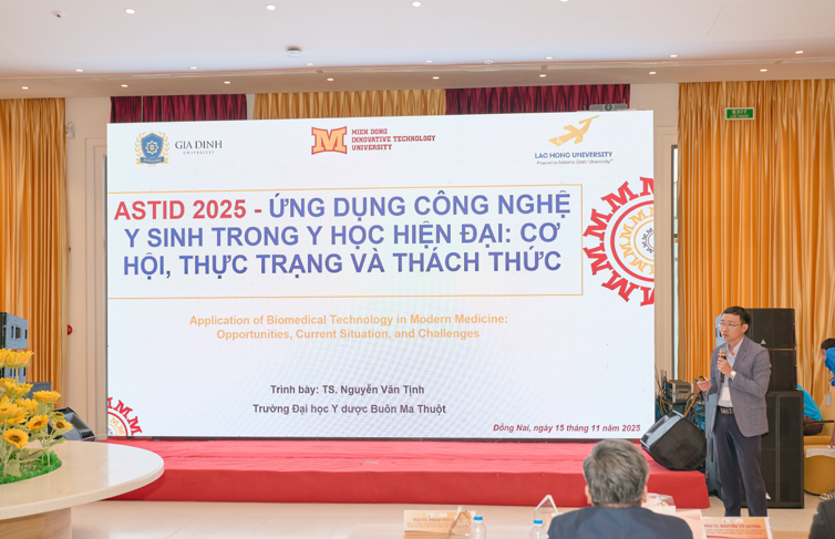 Diễn giả trình bày tham luận tại hội thảo. Ảnh: MIT. screenshot-2025-11-19-094628.png