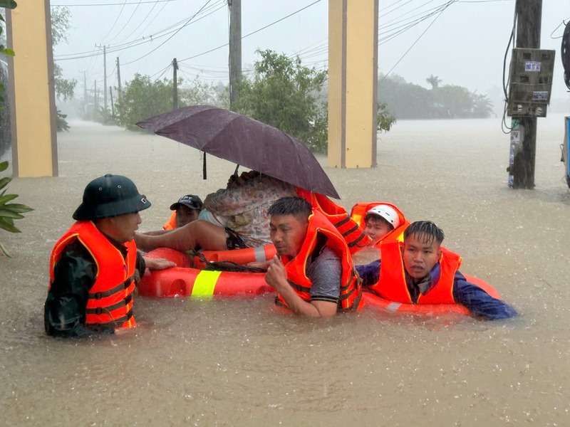 Lực lượng Công an tỉnh Đắk Lắk hỗ trợ đưa người dân ở phía Đông đến nơi an toàn. Ảnh: Nguyễn Toàn