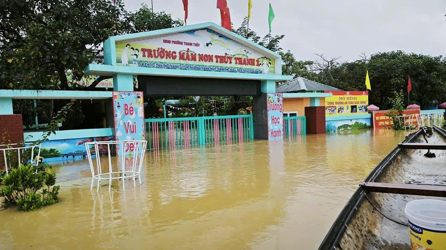 Trường học tại TP Huế ngập sâu trong nước. Ảnh: Đại Dương.