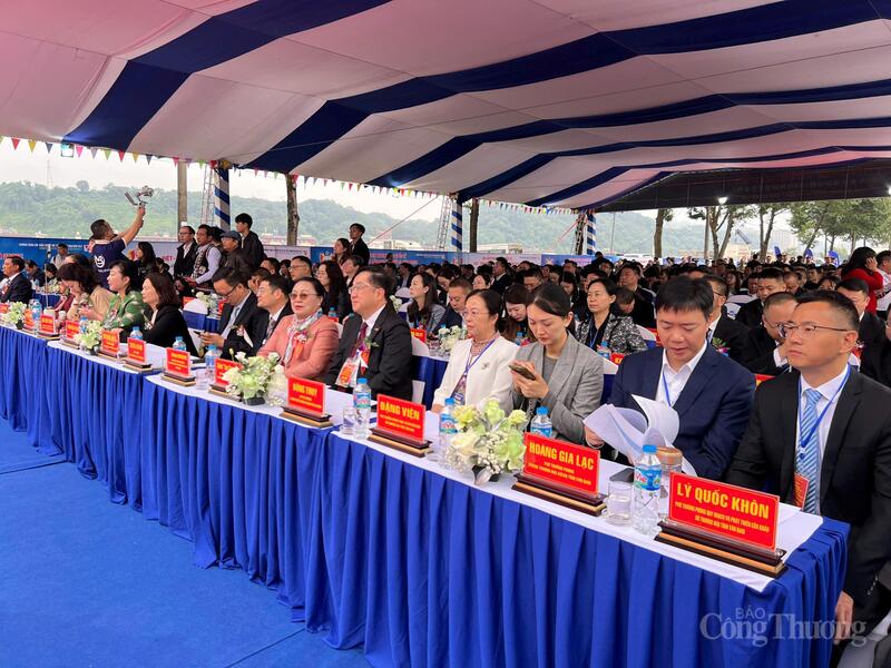 Các đại biểu tham dự Lễ Khai mạc Hội chợ Thương mại Quốc tế Việt – Trung (Lào Cai) lần thứ 25. Ảnh: Thanh Thảo