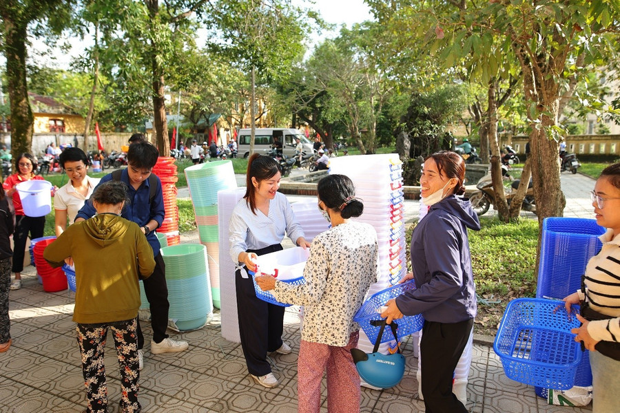 Các vật phẩm được xếp thành hàng để trao tặng người dân. duytan4.jpg