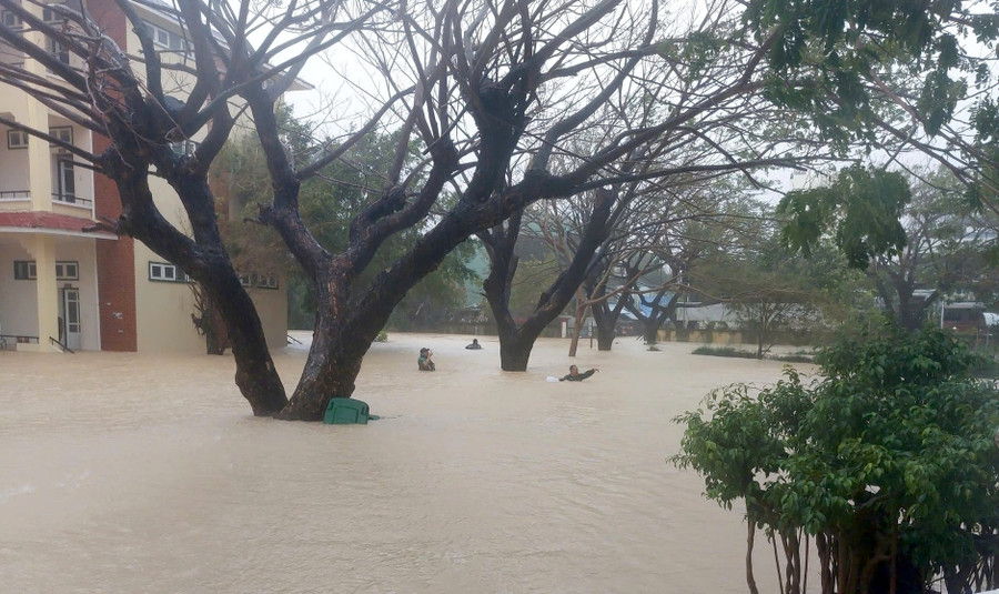 Mưa lớn khiến trường ngập sâu trong biển nước. 585812537-1233847522133244-1265650265115079274-n.jpg