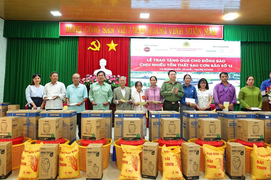 Đại tá Nguyễn Thanh Bình - Phó Cục trưởng Cục V05 - Bộ Công an và đại diện công ty nhựa Duy Tân trao quà hỗ trợ cho người dân xã Quảng Điền. sdckasmn5.jpg