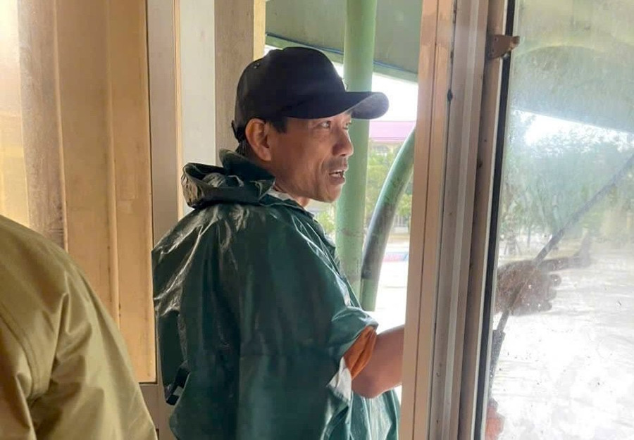 Ông Phạm Văn Tường, Hiệu trưởng nhà trường túc trực, cùng thầy, cô kịp thời hỗ trợ sinh viên bị mắc kẹt ở ký túc xá. 585172205-1233844902133506-6487751743632214124-n.jpg