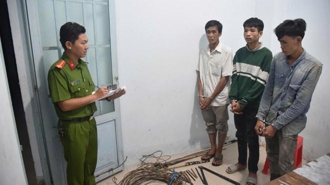 Bắt quả tang 3 đối tượng cắt trộm dây điện lúc rạng sáng