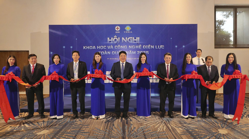 Ông Nguyễn Anh Tuấn - Tổng giám đốc EVN (đứng giữa) và các đại biểu thực hiện nghi thức cắt băng khai mạc Triển lãm Techshow 2025. Ảnh: Minh Khuê