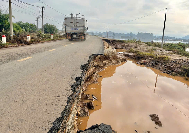 Đường Trường Sơn Đông đoạn gần cầu Quý Đức (phường Ayun Pa, tỉnh Gia Lai) bị sạt lở nghiêm trọng, thời điểm xảy ra bão số 13. Ảnh: Hiền Mai
