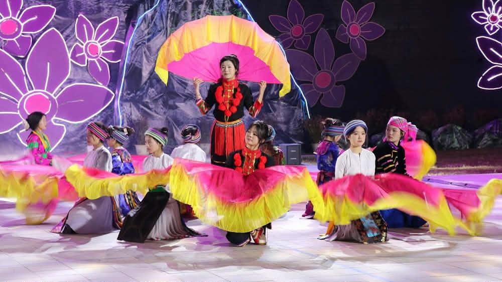 Những tiết mục đặc sắc tại lễ khai mạc. Ảnh: Khánh Toàn