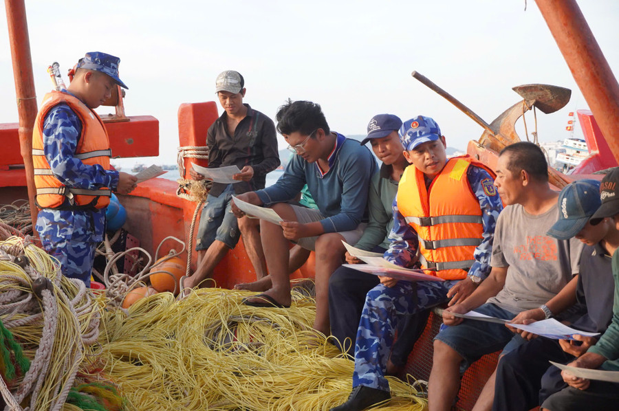 Hải đội 401, Bộ Tư lệnh Vùng Cảnh sát biển 4 tuyên truyền cho ngư dân trên tàu cá. Ảnh: Yến Phương