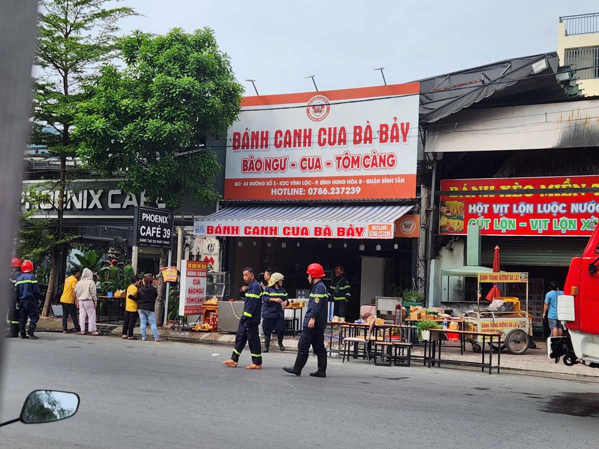 Lực lượng chữa cháy đã nhanh chóng dập lửa kịp thời. Ảnh: Đông Hoàng