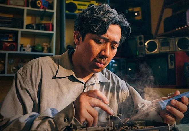 Thấy gì từ hình ảnh Trấn Thành ngủ gục tại sự kiện