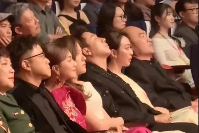 Trấn Thành ngủ gục (hàng ghế đầu tiên, thứ 3 từ phải sang trái). Ảnh: Cắt từ video.