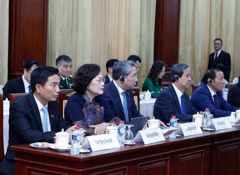 A group of people sitting at a tableAI-generated content may be incorrect.