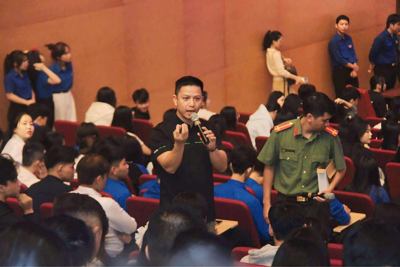 Chuyên gia an ninh mạng Ngô Minh Hiếu PC chia sẻ bí quyết cảnh giác trước các chiêu trò lừa đảo trực tuyến tinh vi. Ảnh: NVCC.