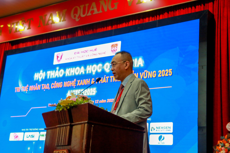 PGS.TS Nguyễn Quang Lịch – Khoa trưởng Khoa Kỹ thuật và Công nghệ, Đại học Huế phát biểu tại Hội thảo. 290c8072.jpg